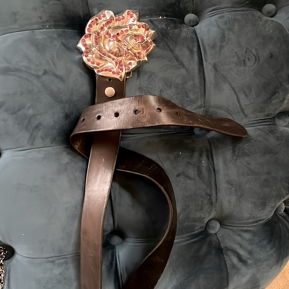 black leather belt with silver rose buckle covered in red crystals - Picture 2 of 4